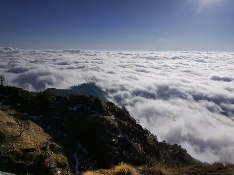 Sea of cloud below Bethanchok. Photo: Rkhadka75 / Wikimedia Commons, CC BY-SA 4.0