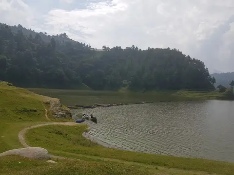 Grassy shore of Indra Sarobar at Markhu. Photo: Shadow Ayush / Wikimedia Commons, CC BY-SA 4.0